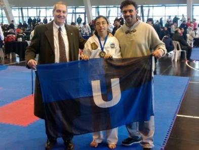 Rosario González primer puesto en forma, categoría Taekwon-Do Adaptado. A la izquierda el Maestro Horacio Boitano, a la derecha el coach Prof. Juan José Ancona. 